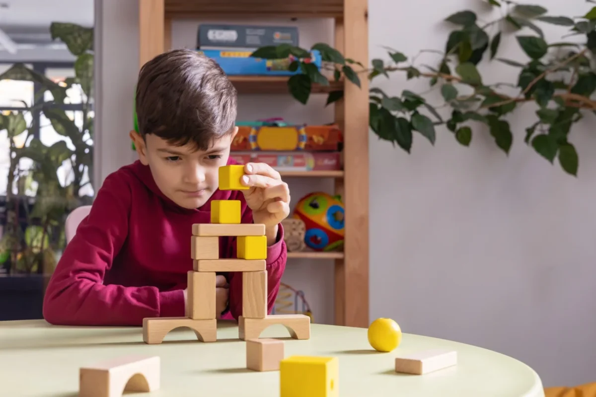 Chlapec skládající kostky.