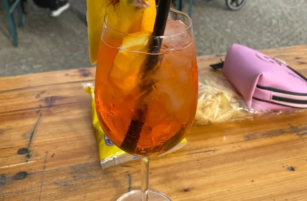 sklenice s pitím na stole