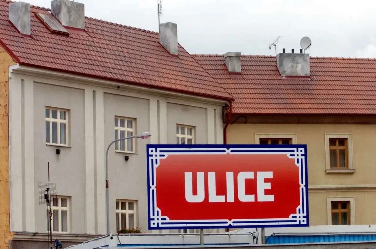 Značka seriálu Ulice.