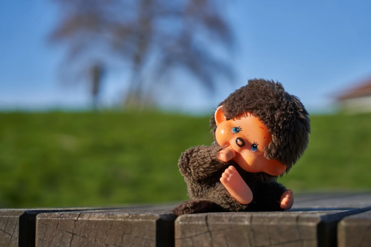 Mončičák je i dnes oblíbenou hračkou. Zdroj: Shutterstock | TVGURU.cz Mončičák na stole.