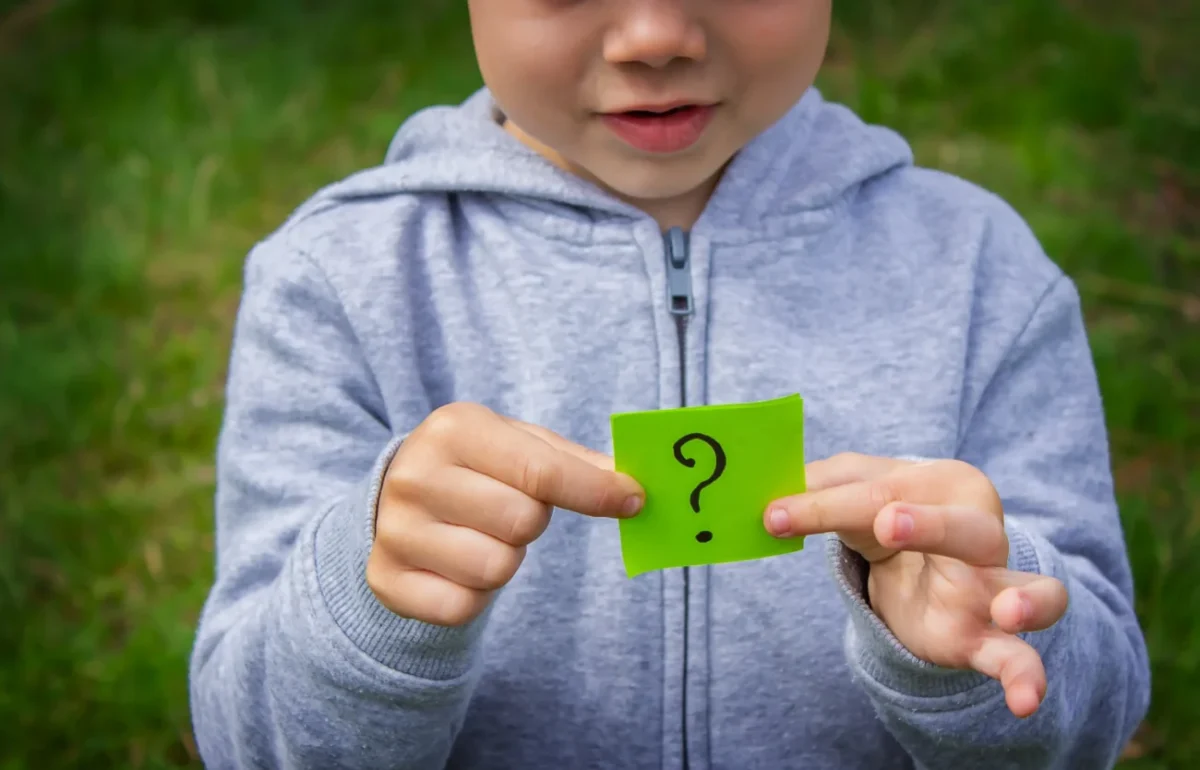 kluk drží otazník