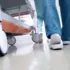 doktoři kráčí vedle pacienta, jdou vidět jen chodidla a kolečka vozíku
