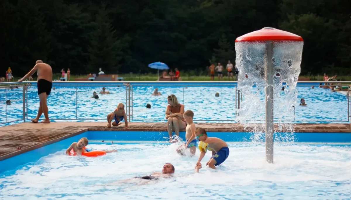 Lidé na koupališti.