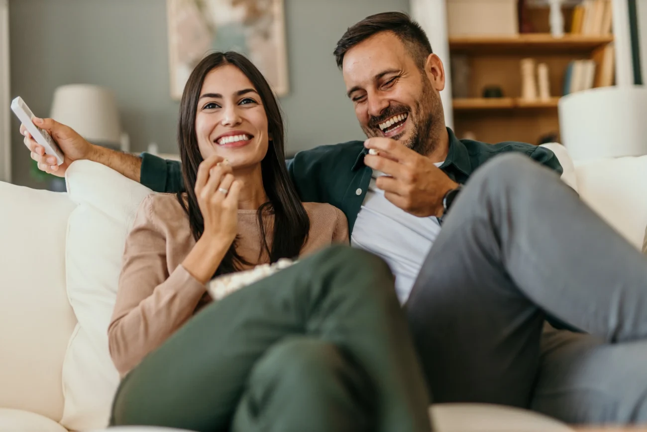 Ulice odstartuje už 21. sezonu. Zdroj: Shutterstock | TVGURU.cz Pár dívající se na televizi