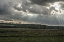 bouřková mračna nad letní krajinou
