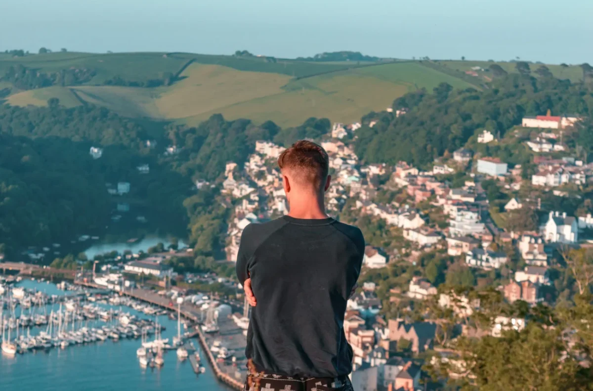 Muž stojí na okraji vyhlídky.