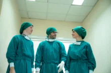 Chirurgové kráčející po chodbě.