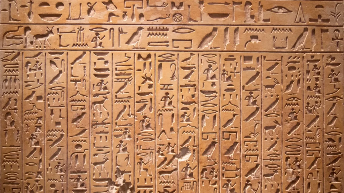 Egyptské hieroglyfické písmo.