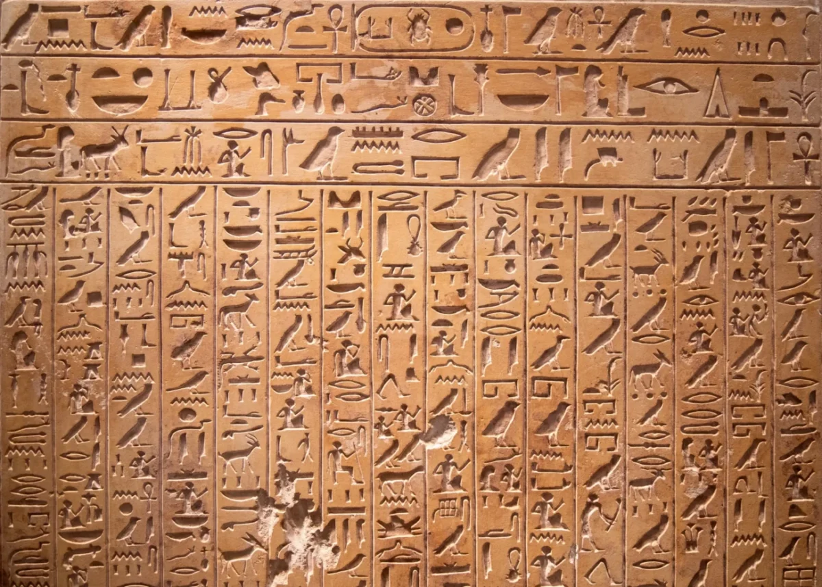 Egyptské hieroglyfické písmo.