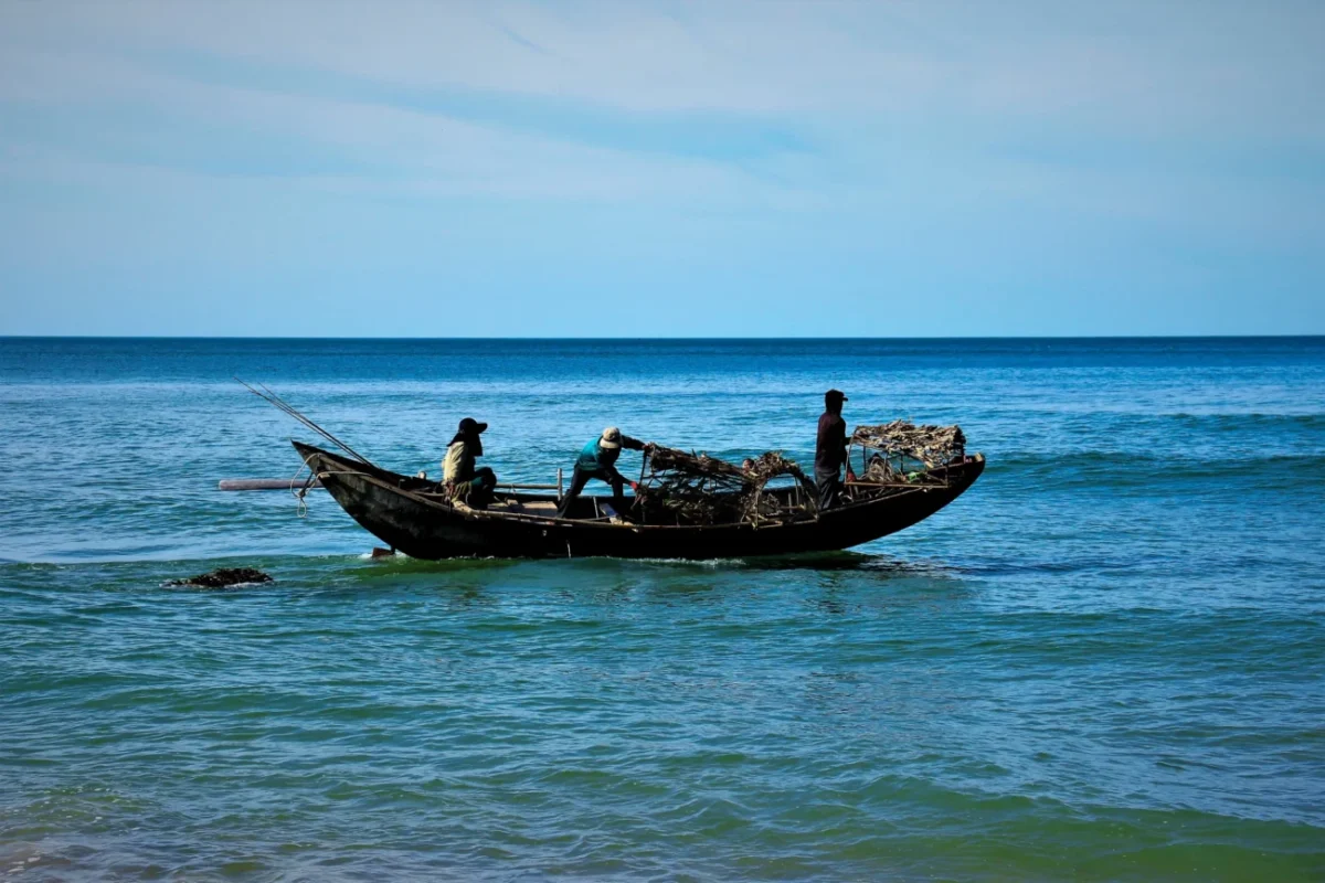 Loďka na vodě ve Vietnamu.