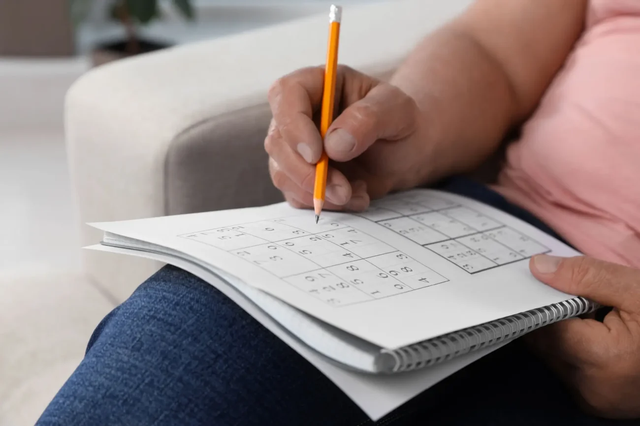 žena která luští sudoku