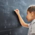 Holčička u tabule řeší matematický příklad.