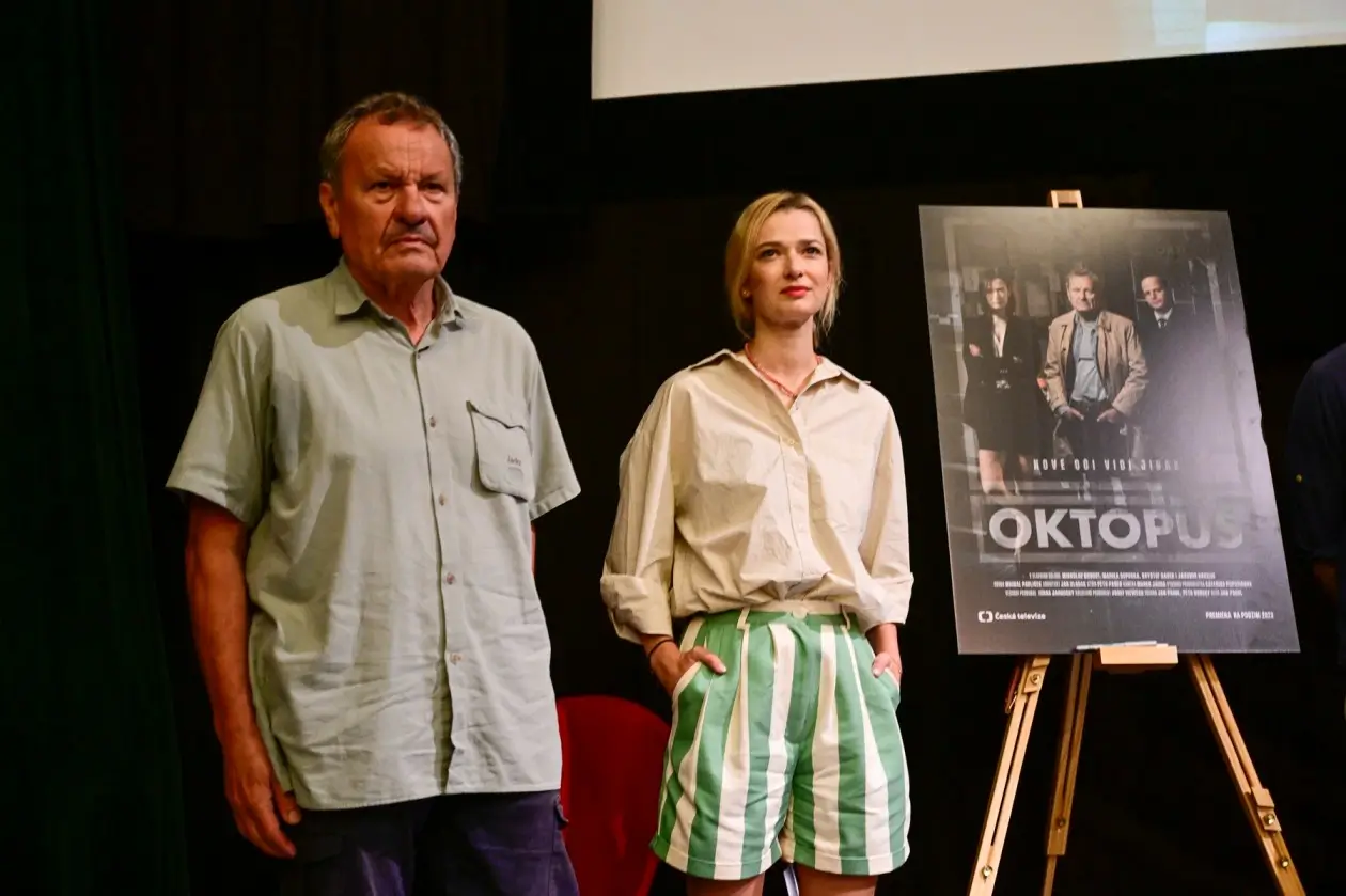Herci u plakátu seriálu Oktopus. 