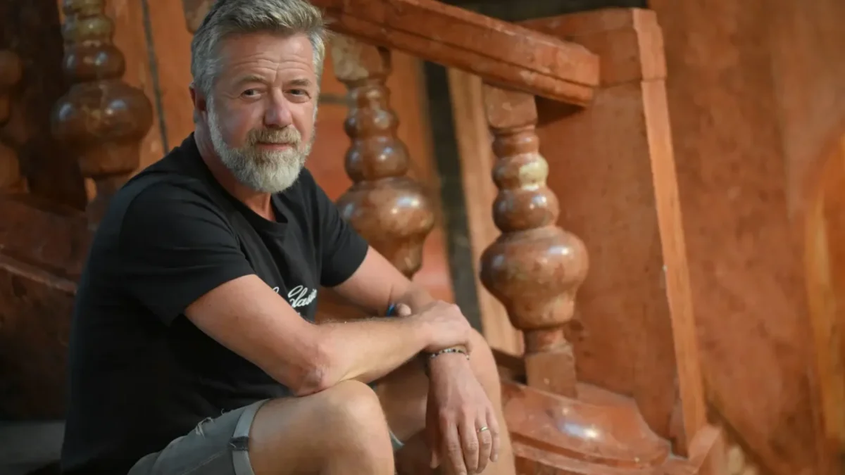 Český herec Jiří Langmajer sedí na schodech