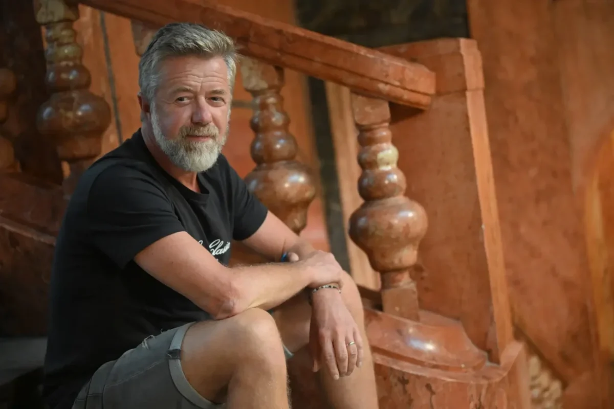 Český herec Jiří Langmajer sedí na schodech