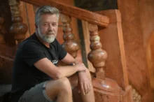Český herec Jiří Langmajer sedí na schodech