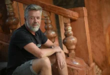 Český herec Jiří Langmajer sedí na schodech