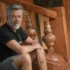 Český herec Jiří Langmajer sedí na schodech