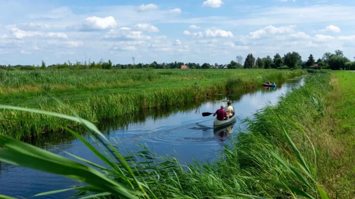 Muž pluje na vodě.