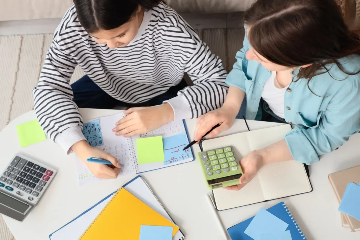 Děti počítající s kalkulačkou.