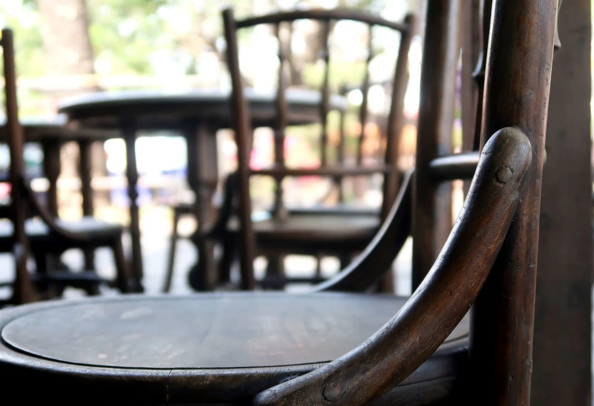detail na Thonet židli z ohýbaného dřeva