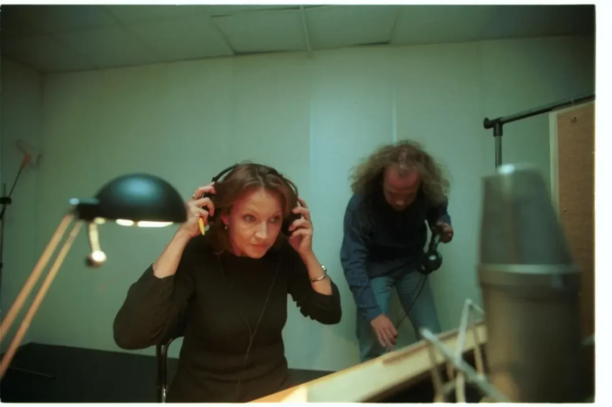 Zlata Adamovská sedící ve studiu.