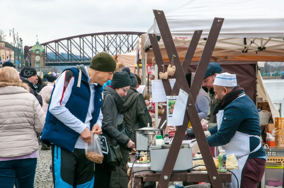 Lidé na farmářských trzích.