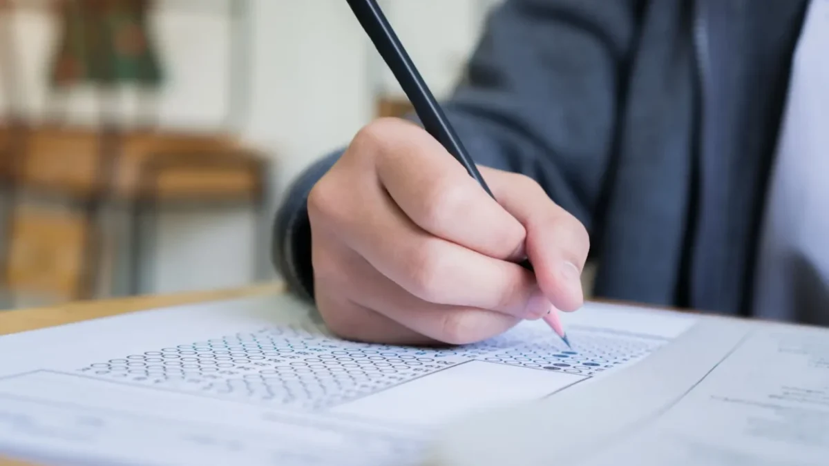 mužská ruka vyplňující IQ test