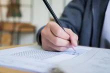 mužská ruka vyplňující IQ test