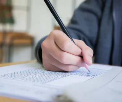 mužská ruka vyplňující IQ test