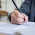 mužská ruka vyplňující IQ test