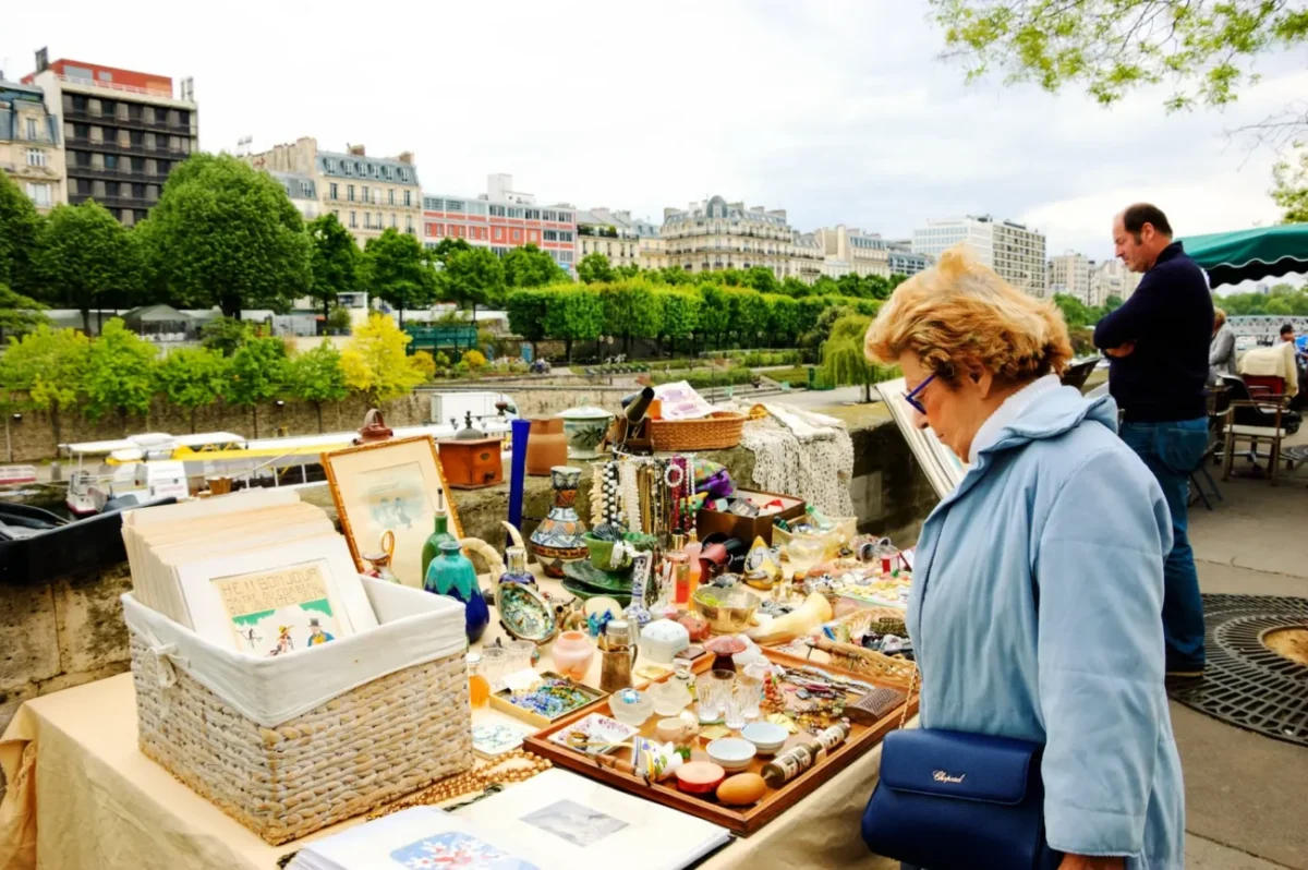 Žena vybírající na trhu.