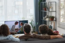 rodina se dívá na televizi