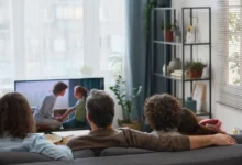 rodina se dívá na televizi