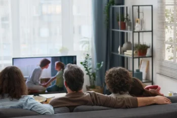rodina se dívá na televizi