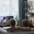 rodina se dívá na televizi