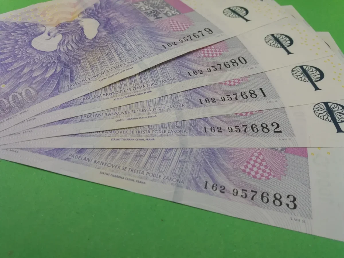 Tisícovky valící se na posteli.