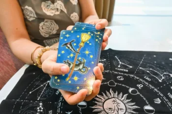 Žena míchá tarotové karty.