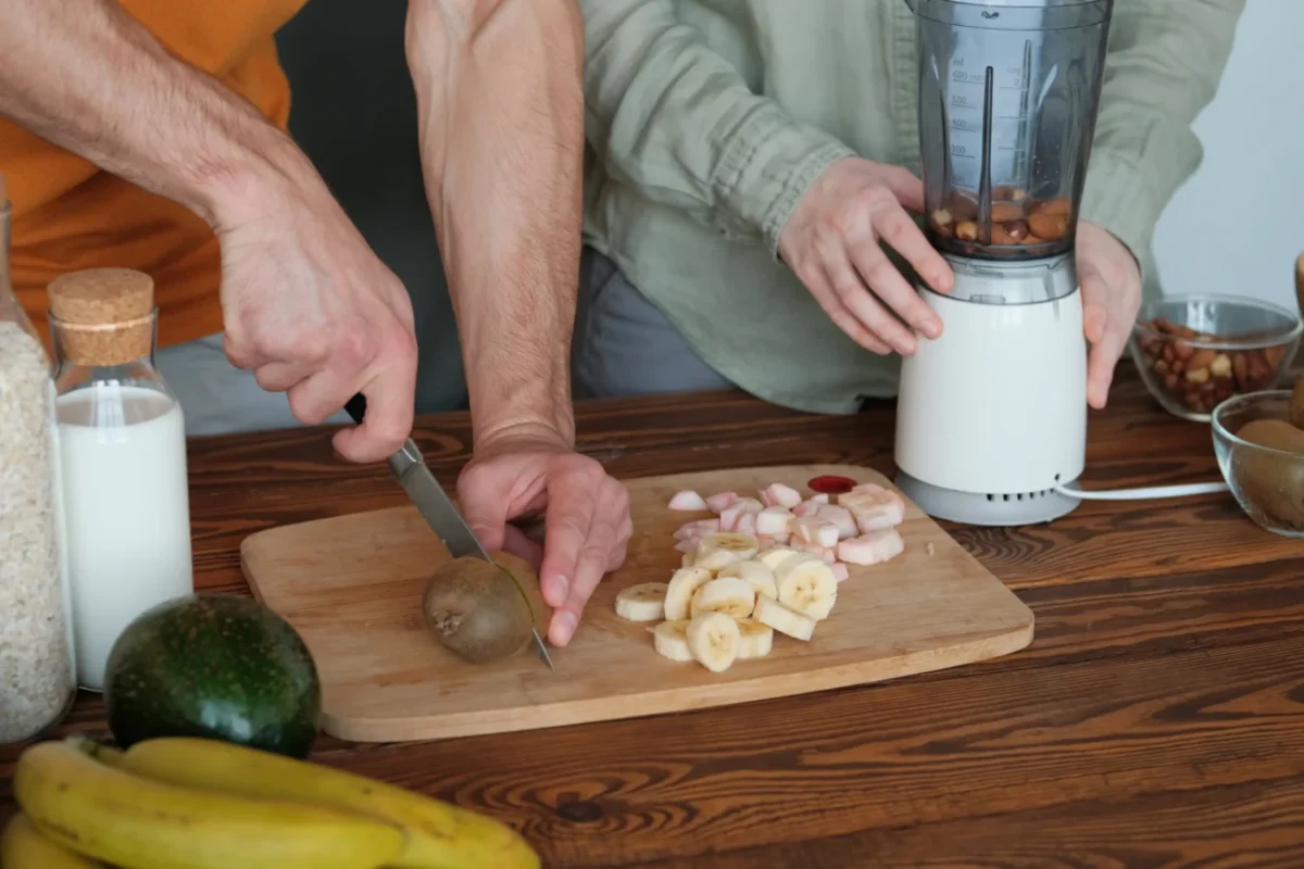 Krájení ovoce v kuchyni