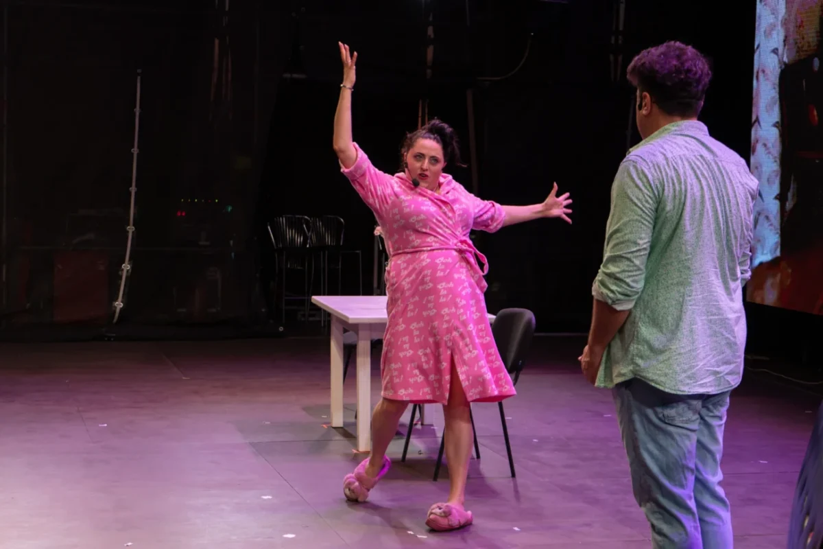 žena v divadle ukazuje rukama jak jí padaly šaty