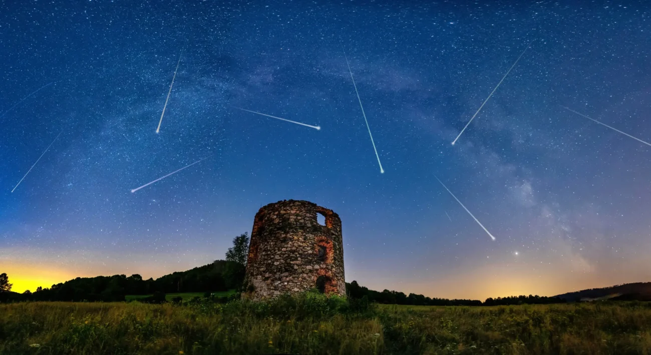 shutterstock_1795114696 1 | TVGURU.cz Padající meteority nad zříceninou hradu.