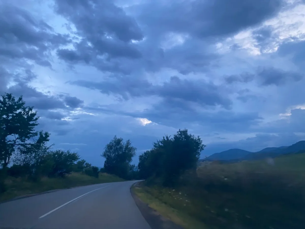 zatažené nebe nad českou cestou