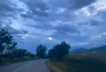 zatažené nebe nad českou cestou