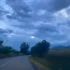 zatažené nebe nad českou cestou