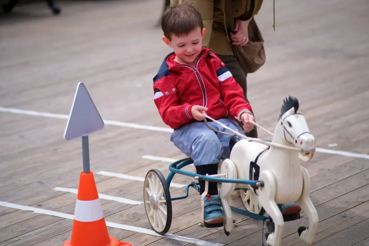 Chlapec na retro koníkovi.