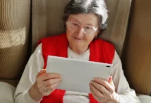 Babička s tabletem.