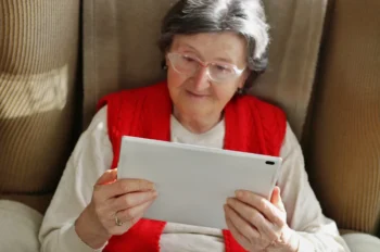 Babička s tabletem.
