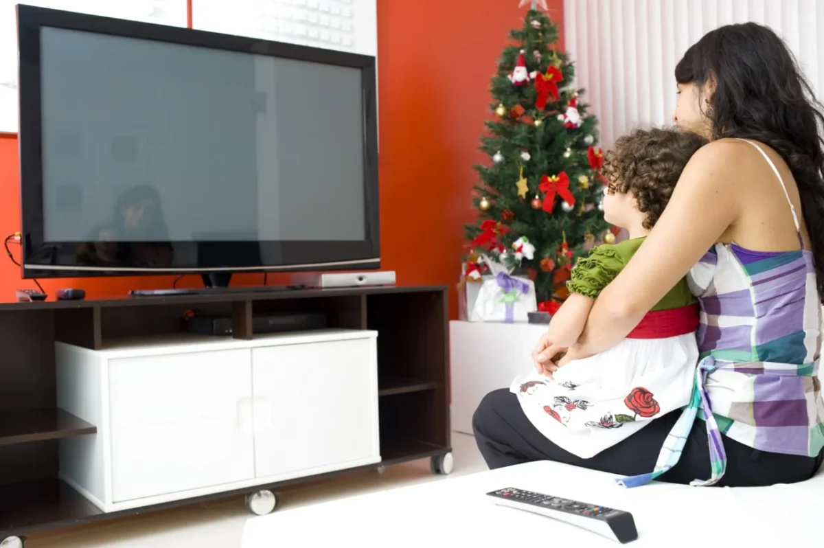 Maminka se synem dívající se na televizi.