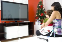 Maminka se synem dívající se na televizi.