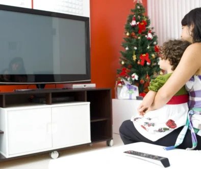 Maminka se synem dívající se na televizi.
